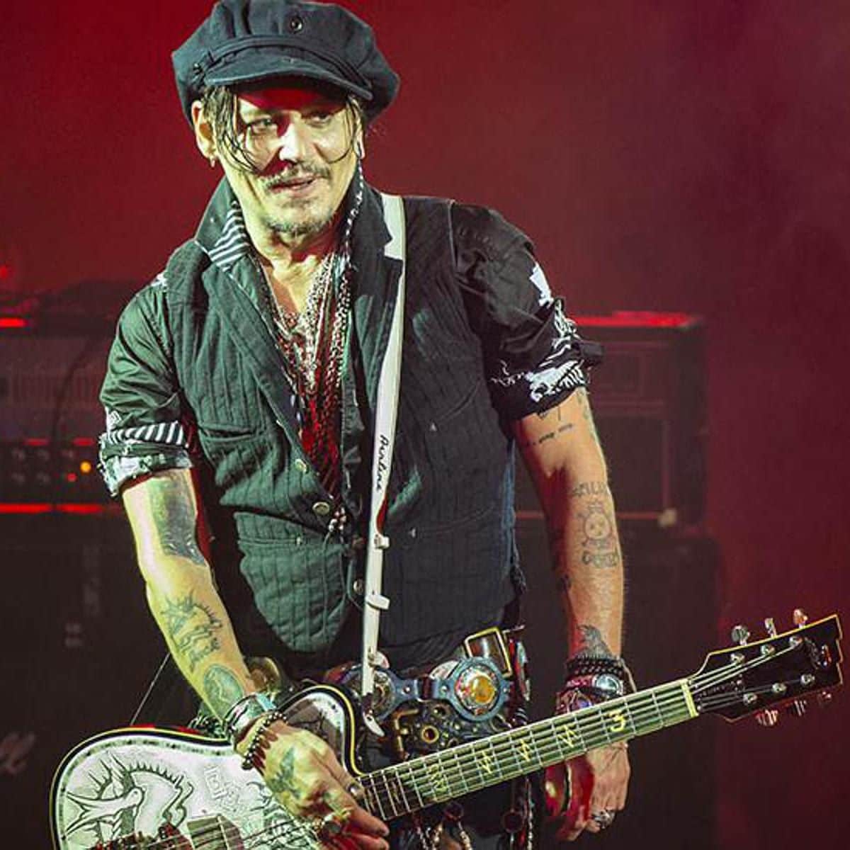 Johnny Depp toca la guitarra en concierto