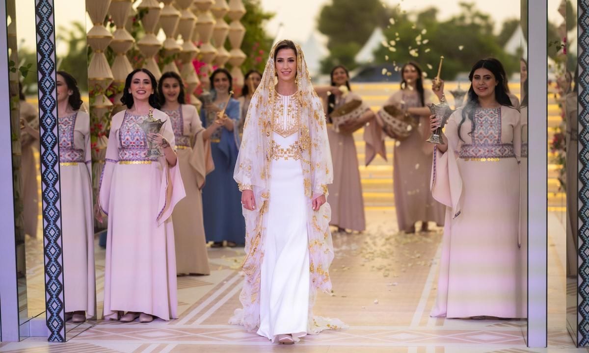 The bride to be looked stunning at her Henna party wearing an ensemble by Saudi designer Honayda Serafi, according to Vogue Arabia.