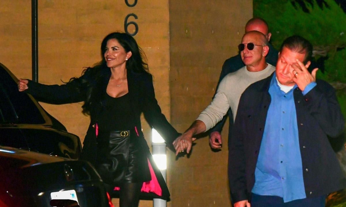 Lauren Sanchez and Jeff Bezos having dinner with friends