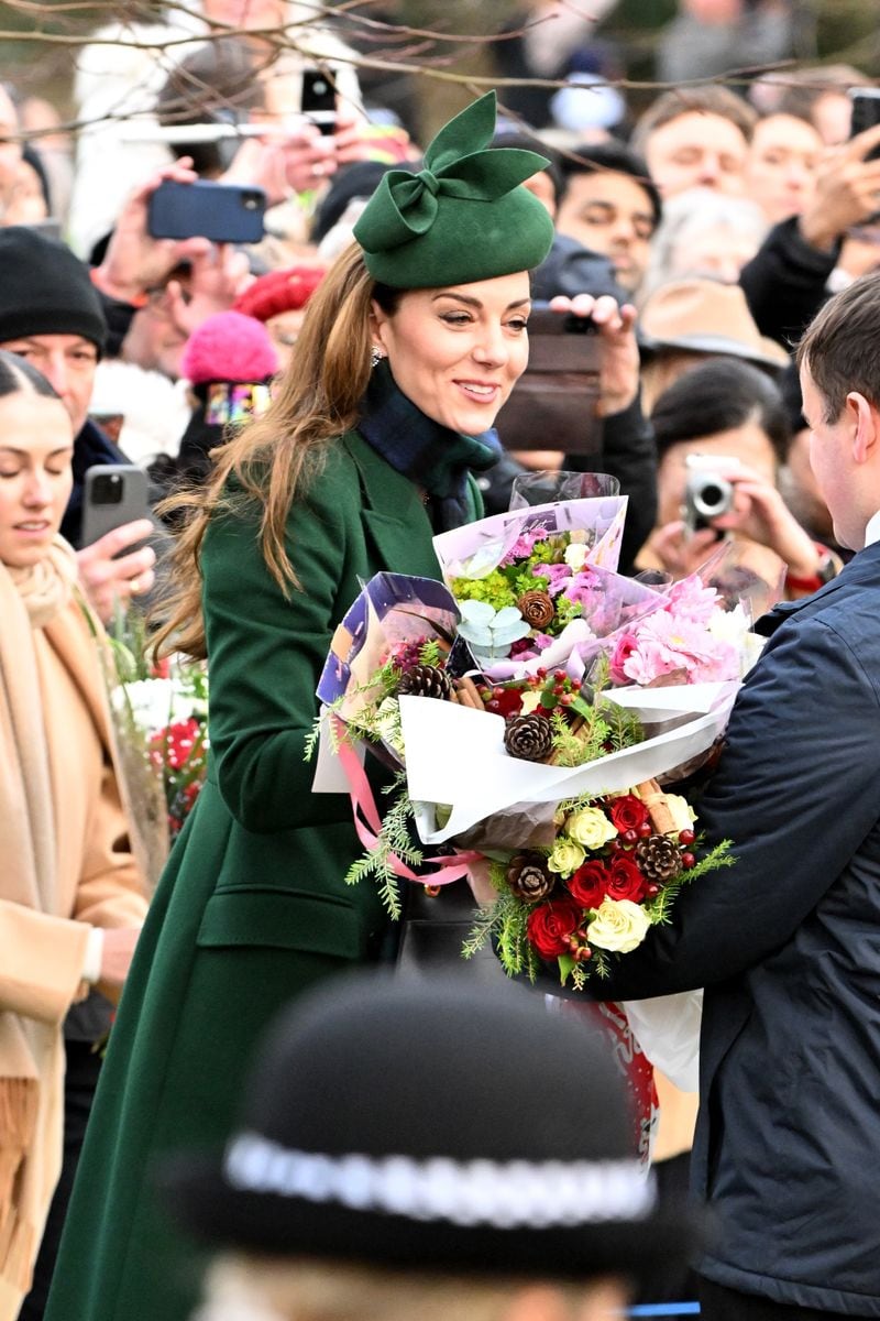 SANDRINGHAM, NORFOLK - 25 DE DICIEMBRE: La Princesa Catalina, Princesa de Gales, asiste al Servicio Matutino de Navidad de 2024 en la Iglesia de Santa María Magdalena el 25 de diciembre de 2024 en Sandringham, Norfolk. (Foto de Jordan Peck/Getty Images)