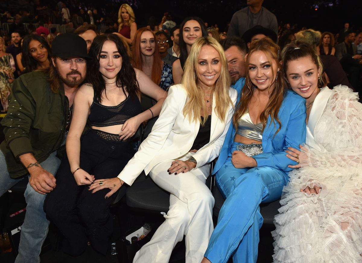  Billy Ray Cyrus and Noah Cyrus, Tish Cyrus, Brandi Cyrus and singer Miley Cyrus attend the 2017 Billboard Music Awards