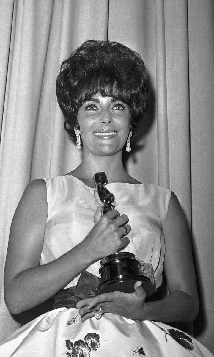 Elizabeth Taylor Holding Oscar