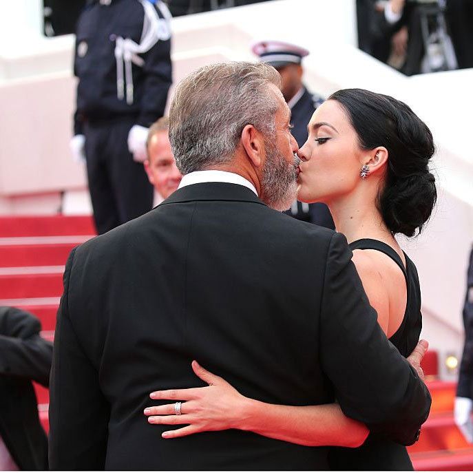 PDA alert! Mel Gibson wasn't shy when it came to planting a kiss on his girlfriend.
<br>
Photo: Gisela Schober/Getty Images