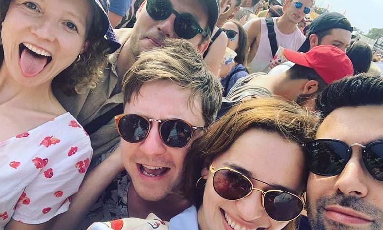 Emilia Clarke junto a sus amigos