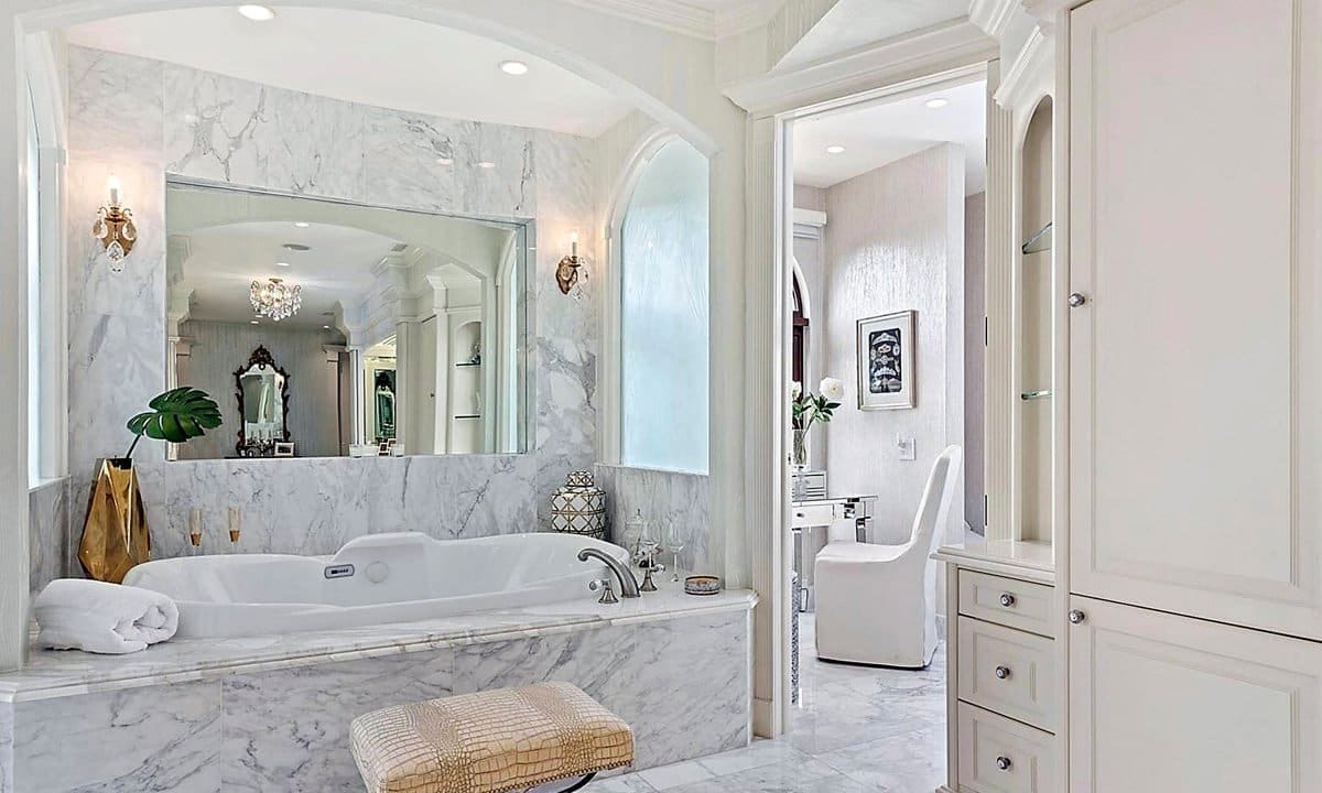 The master bathroom in Ivanka Trump and Jared Kushner's new home