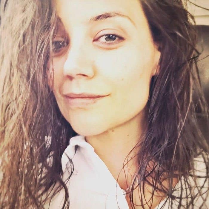 Natural beauty <a href="https://us.hellomagazine.com/tags/1/katie-holmes/"><strong>Katie Holmes</strong></a> gave us a peek at how she looks without hair and makeup.
Photo: Instagram/@katieholmes212