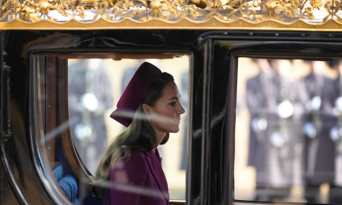 Catherine traveled in a carriage pulled by horses from the Royal Mews to Buckingham Palace.