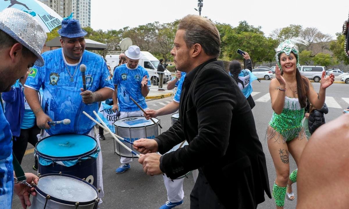 Luis Miguel with his fan club in Buenos Aires