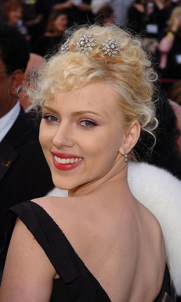 Scarlett Johansson cabello recogido