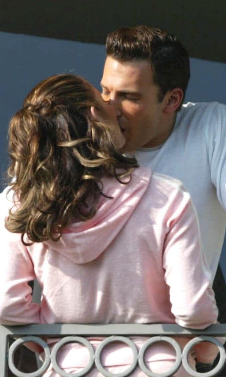 Jennifer and Ben Affleck kissing in the balcony