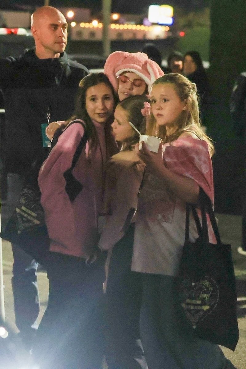 Selena Gomez, Gracie and her friends