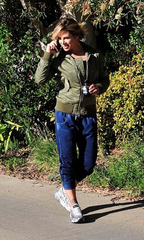 January 6: Fit and feeling it! Fitness guru Jillian Michaels took a stroll around Malibu in her George Loves slim sweatpants.
<br>
Photo: StarTraks Photos