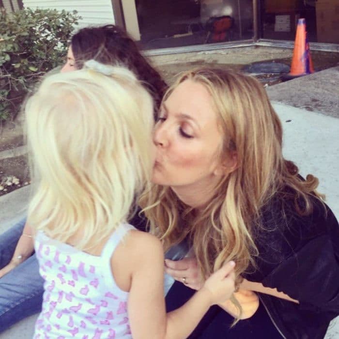 Drew Barrymore stole a kiss from her youngest daughter Frankie. Attached to the photo, the actress wrote, "#peopleilove Frankie Barrymore Kopelman. This moment makes the whole world fall away for me."
Photo: Instagram/@drewbarrymore