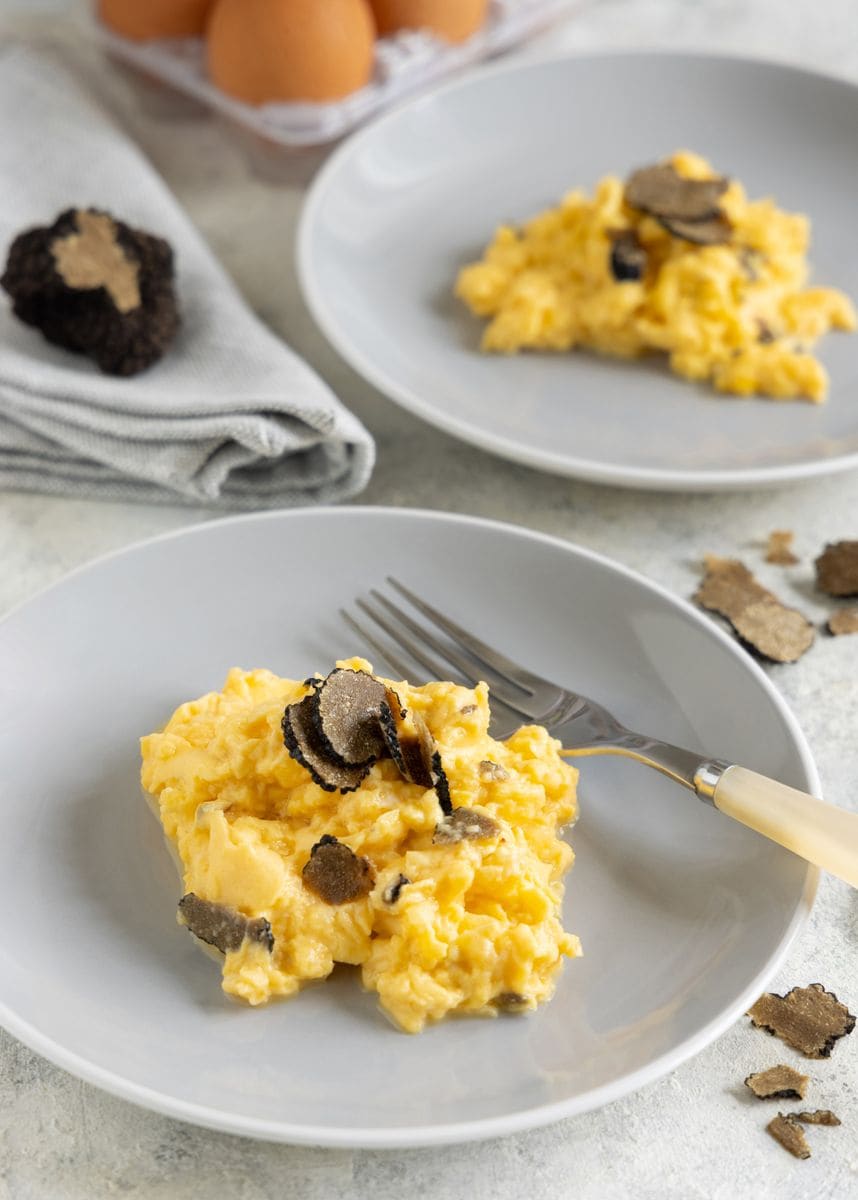 Scrambled eggs with sliced fresh black truffles 