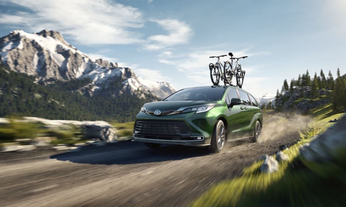 2021 Toyota Sienna with Bikes on roof