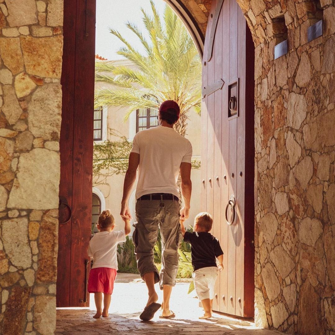 Enrique Iglesias walking with twins Lucy and Nicholas