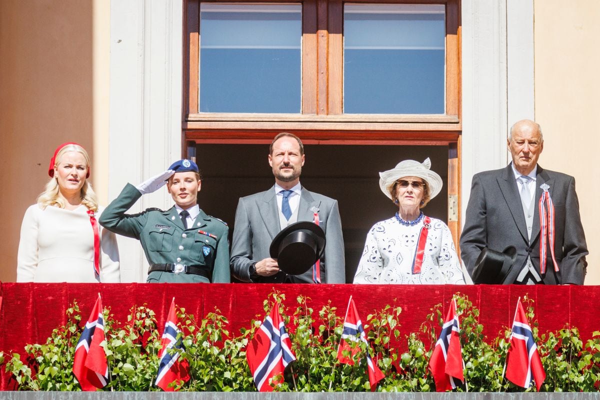 OSLO, NORWAY - MAY 17: (L-R) Crown Princess Mette Marit, Princess Ingrid Alexandra, Crown Prince Haakon Magnus, Queen Sonja and King Harald greet the children's parade at the Royal Castle during the Norwegian National Day on May 17, 2024 in Oslo, Norway. (Photo by Per Ole Hagen/Getty Images)