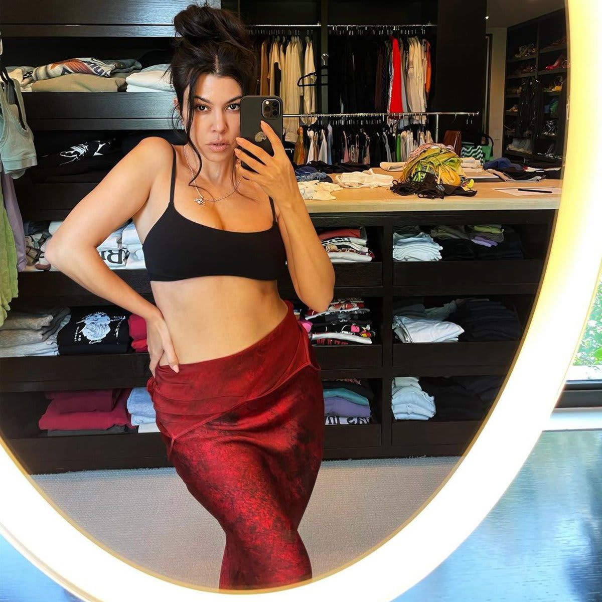 Kourtney Kardashian posts IG pics in her closet