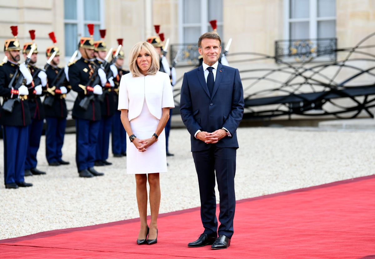     Presiden Prancis Emmanuel Macron dan istrinya Brigitte Macron menunggu untuk menyambut tamu saat resepsi para pejabat dan tamu internasional menghadiri upacara pembukaan Paralimpiade Paris 2024 di Istana Elysee pada 28 Agustus 2024 di Paris, Prancis. (Foto oleh Li Yang/China News Service/VCG melalui Getty Images)