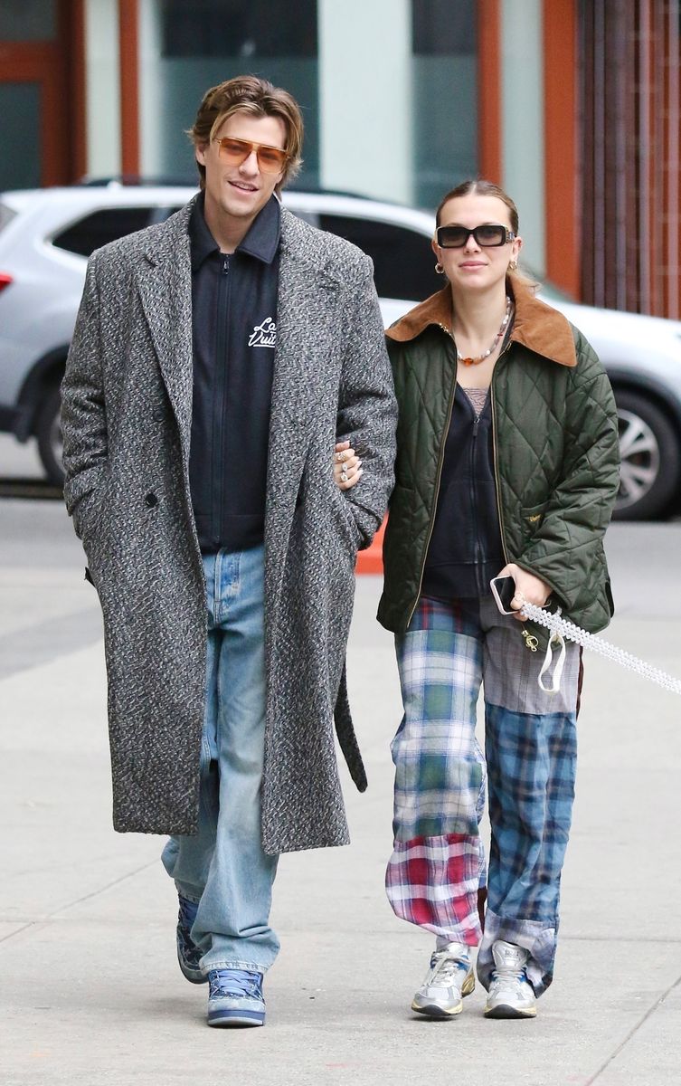 Millie Bobby Brown and her husband Jake Bongiovi share smiles and hold hands during a romantic walk in Downtown Manhattan with their dog Winnie. The couple, who got married earlier this year, will be spending their first Christmas together as a married couple! The question is, will they be heading to Jake's families home in NJ or maybe heading over to spend the holidays with Millie's family?****

Millie Bobby Brown y su esposo Jake Bongiovi sonríen y se toman de la mano durante un paseo romántico por el centro de Manhattan con su perro Winnie. La pareja, que se casó a principios de este año, ¡pasará su primera Navidad juntos como matrimonio! La pregunta es, ¿se dirigirán a la casa de la familia de Jake en Nueva Jersey o tal vez irán a pasar las vacaciones con la familia de Millie?