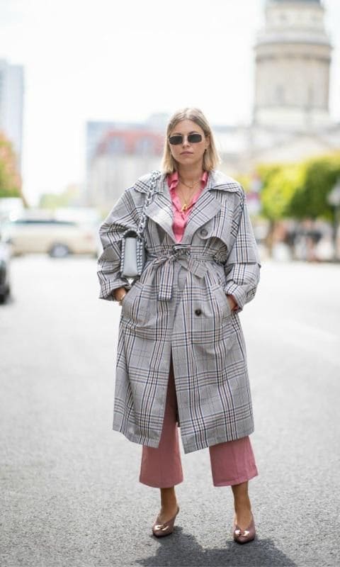 Trench coat dentro del street style