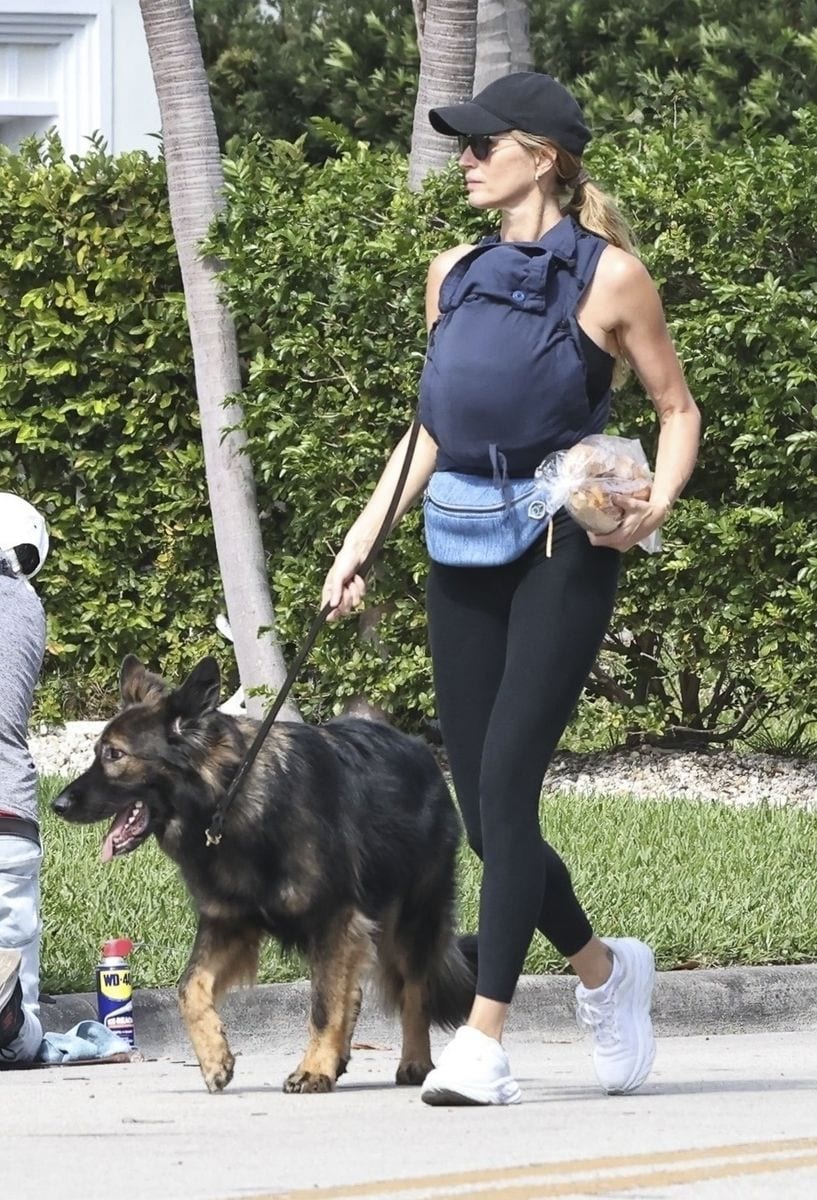 Bündchen wore a sporty and comfortable outfit and was accompanied by her dog