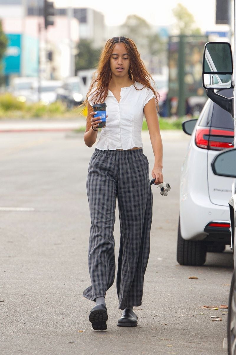 Photo © 2024 Backgrid/The Grosby Group 

EXCLUSIVE
Los Angeles, CA  
Malia Obama was spotted grabbing a coffee at Alfred's in Los Angeles early this morning around 7:30 a.m. *** Malia Obama fue vista tomando un café en Alfred's en Los Ángeles esta mañana temprano alrededor de las 7:30 a.m.

Pictured: Malia Obama