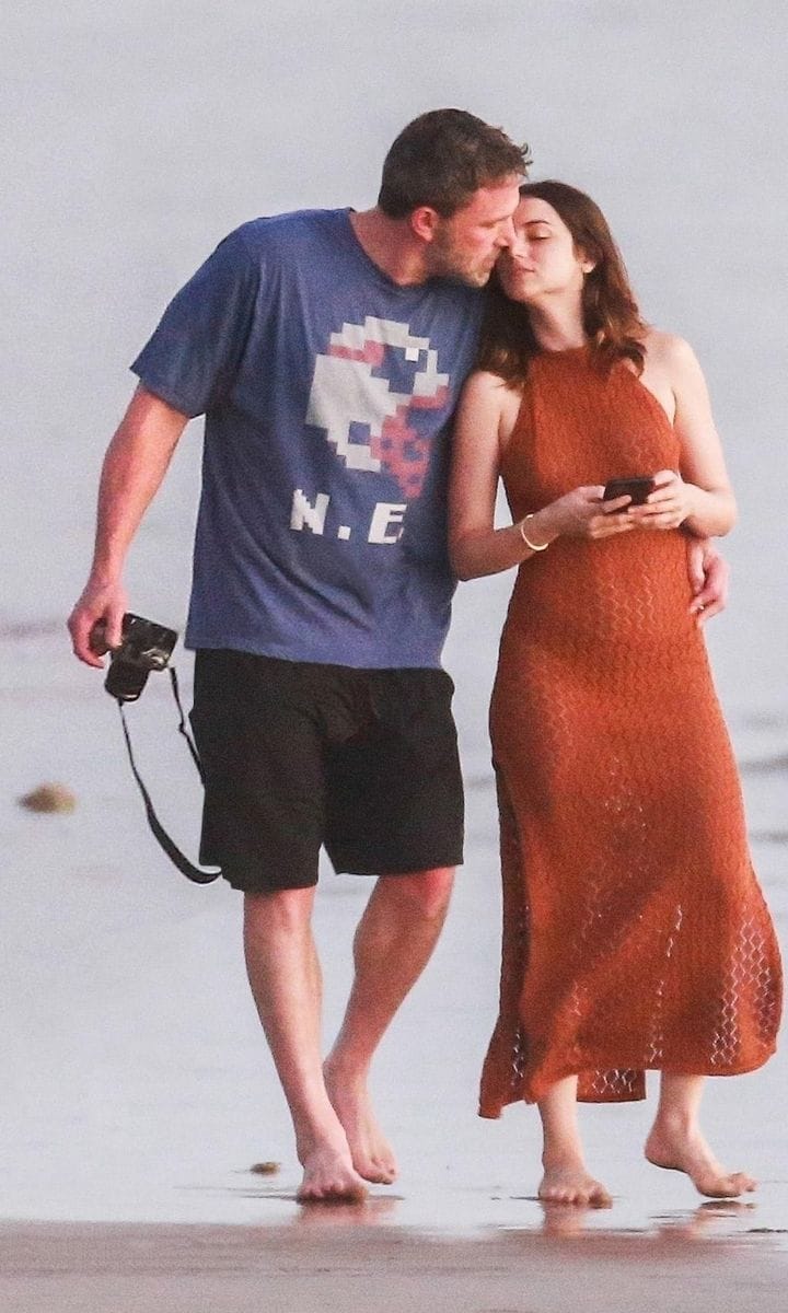 Ana de Armas and Ben Affleck kiss in Costa Rica