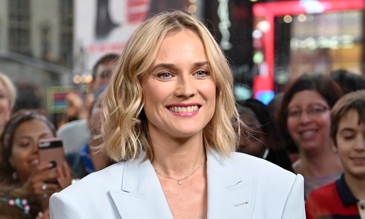 Diane Kruger Visits "Extra"