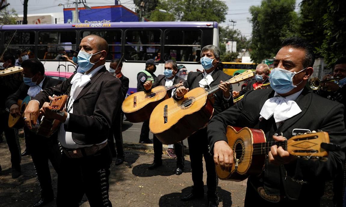 120 mariachi players serenade the staff of the National Institute of Respiratory Diseases