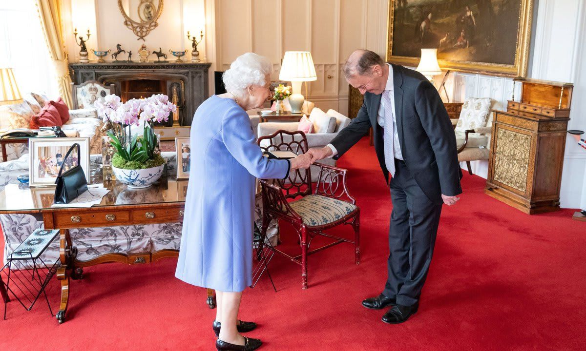 Queen Elizabeth presented Thomas Trotter with the 2020 Queen’s Medal for Music at Windsor Castle on Dec. 8