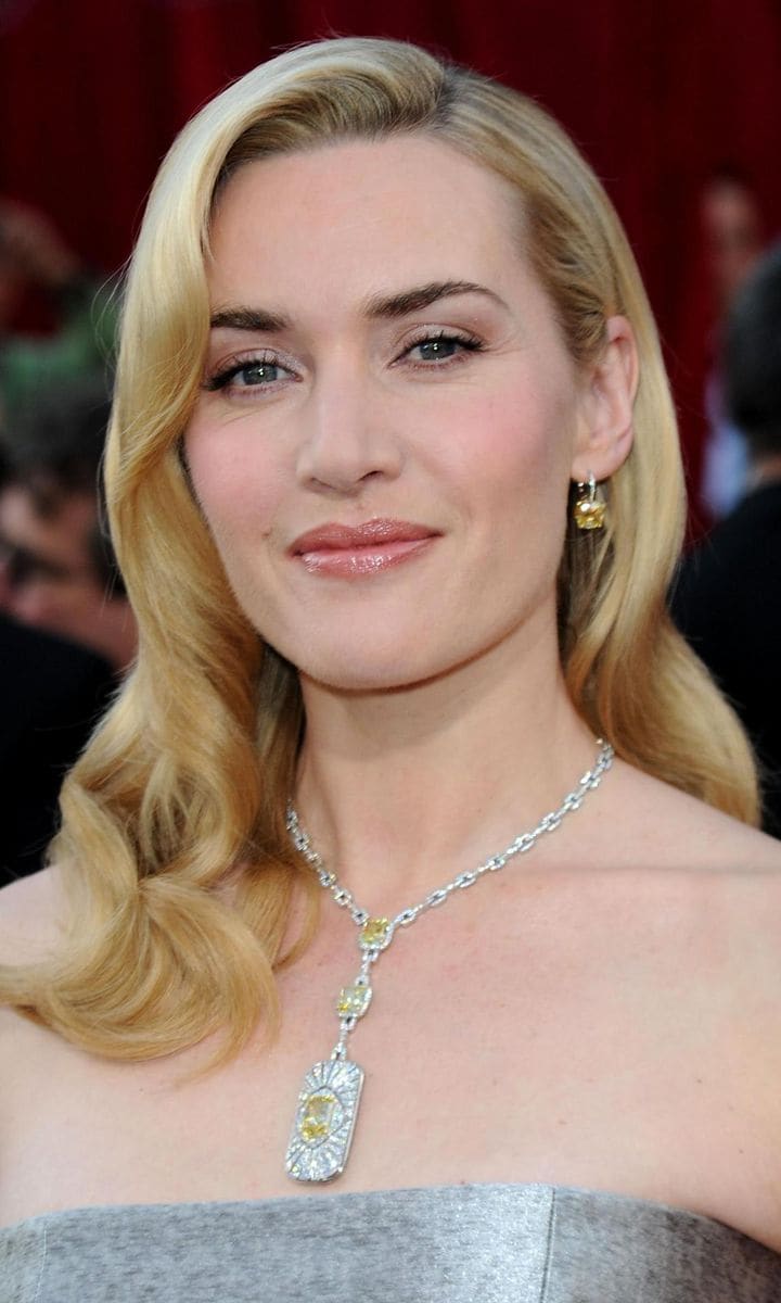 Kate Winslet at the 2010 Oscar with white and yellow diamond necklace and earrings by Tiffany & Co.