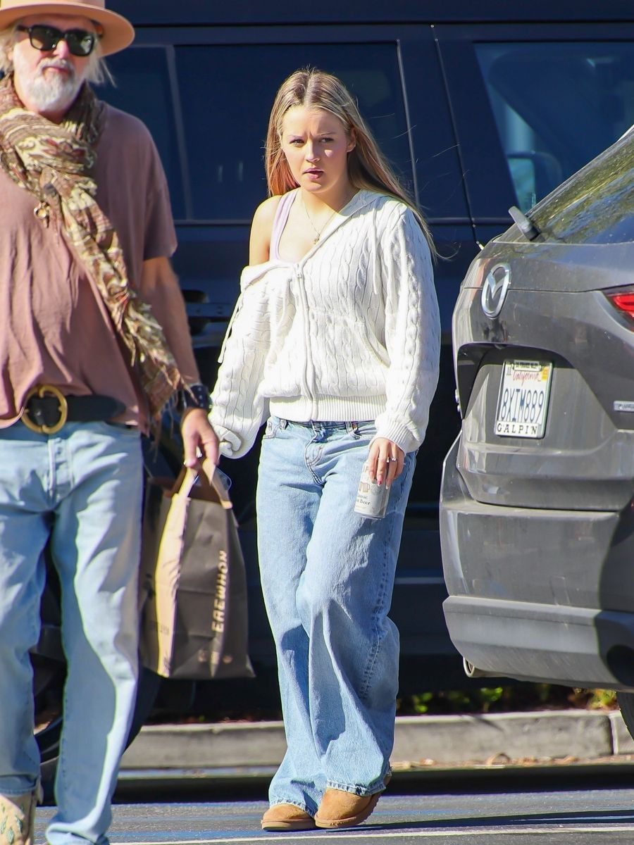 Finley and her father Michael Lockwood were photographed on a grocery run