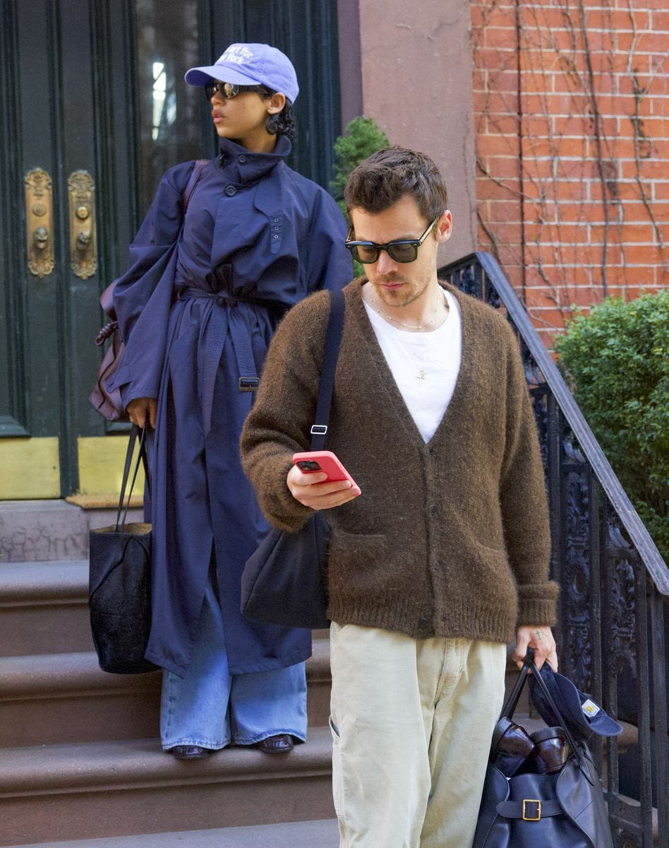 Harry Styles and Girlfriend, Taylor Russell were spotted leaving the Brooklyn Brownstone of a pal while visiting NYC on Sunday. 

The couple have reportedly been growing very close, very quickly, and are seriously planning a future together.

Harry looked GQ stylish in a pair of Jacques Marie Mage shades, a Brown Cashmere Cardigan from The Row, and tan corduroy trousers. Taylor, meanwhile, wore a Navy belted trench coat, jeans and brown loafers. She carried a Loewe Flamenco bag. The couple were seen chatting together as they patiently waited for a ride.***

Harry Styles y su novia, Taylor Russell, fueron vistos saliendo del Brooklyn Brownstone de un amigo mientras visitaban Nueva York el domingo.

Según los informes, la pareja se ha vuelto muy cercana, muy rápidamente, y están planeando seriamente un futuro juntos.

Harry lució elegante con un par de gafas de sol de Jacques Marie Mage, un cárdigan de cachemira marrón de The Row y pantalones de pana color canela. Mientras tanto, Taylor vestía una gabardina azul marino con cinturón, jeans y mocasines marrones. Llevaba un bolso Loewe Flamenco. Se vio a la pareja charlando mientras esperaban pacientemente que los llevaran.