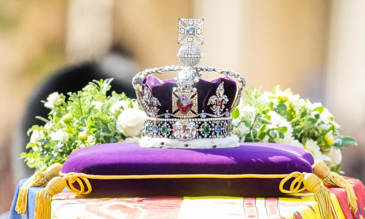 Her Majesty's coffin was draped with the Royal Standard and topped with the Imperial State Crown.