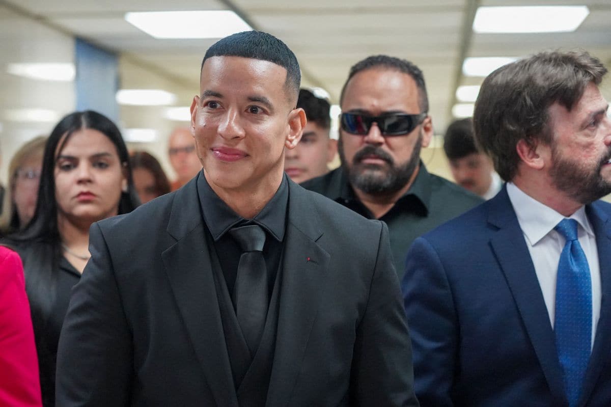 Daddy Yankee leaves the Centro Judicial de Puerto Rico