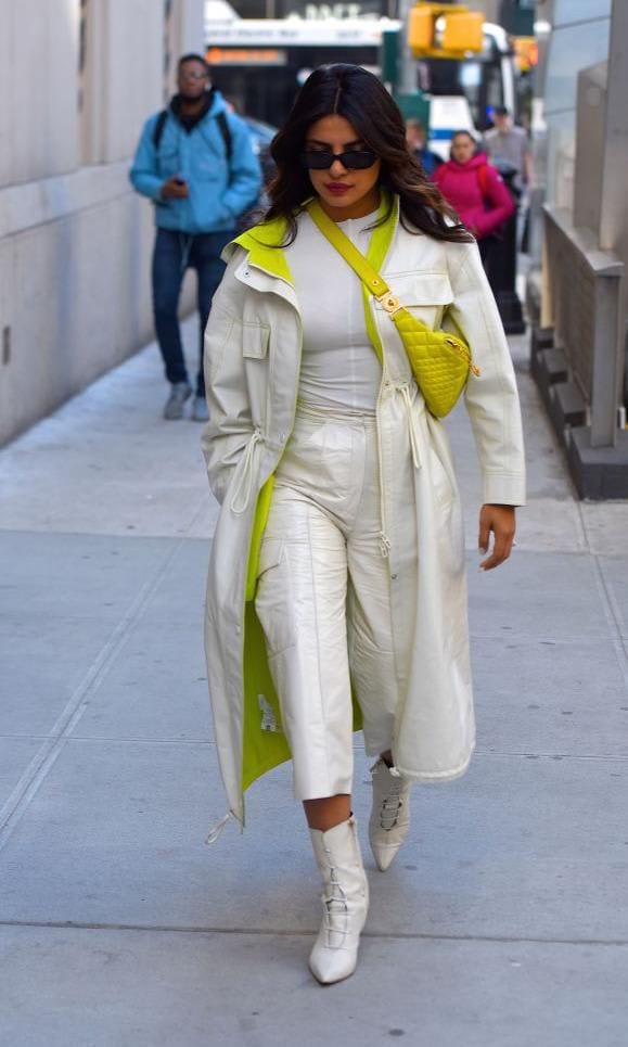 Priyanka Chopra en look monocromático blanco