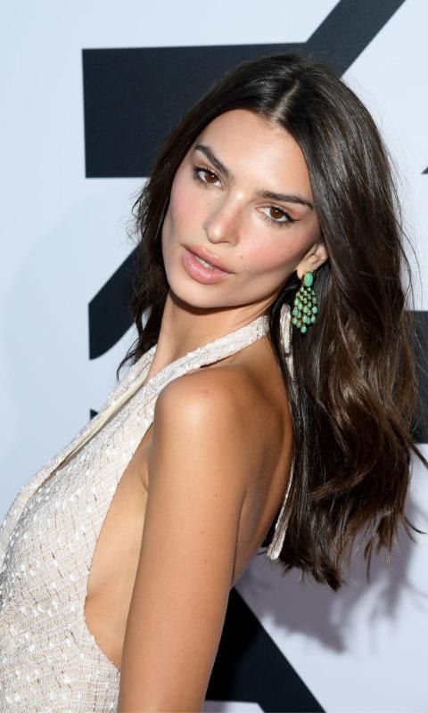 Emily Ratajkowski con cabello marron chocolate y vestido blanco