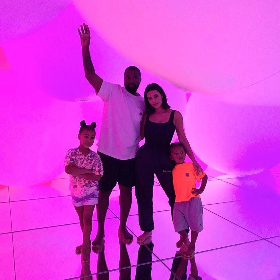 Kim Kardashian con su familia en Japón