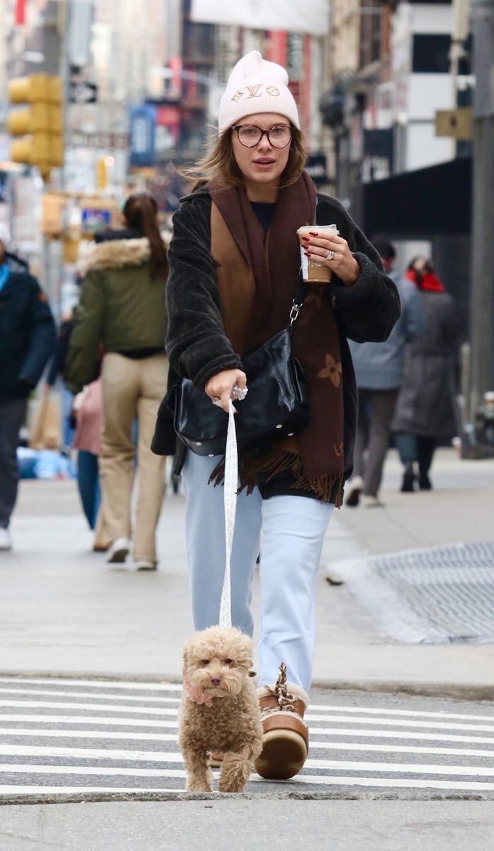 Photo © 2024 Backgrid/The Grosby Group

EXCLUSIVE 
 
New York City, NY  - 16 DECEMBER 2024

Millie showcased her style sporting a Louis Vuitton beanie hat and scarf paired with comfy Chloe Moon Boots during a stroll with her pooch. Even Winnie stepped out in style, sporting an adorable collar with pink flowers on it. Millie's Stranger Things costars have been filming for Season 5 recently in Atlanta but the actress has not been spotted on set recently.***

Millie mostró su estilo luciendo un gorro y una bufanda de Louis Vuitton combinados con cómodas botas Moon de Chloe durante un paseo con su perro. Incluso Winnie salió con estilo, luciendo un adorable collar con flores rosas. Los coprotagonistas de Millie en Stranger Things han estado filmando la quinta temporada recientemente en Atlanta, pero la actriz no ha sido vista en el set recientemente.