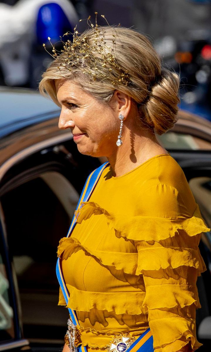 Maxima accessorized her gown with a gold headband