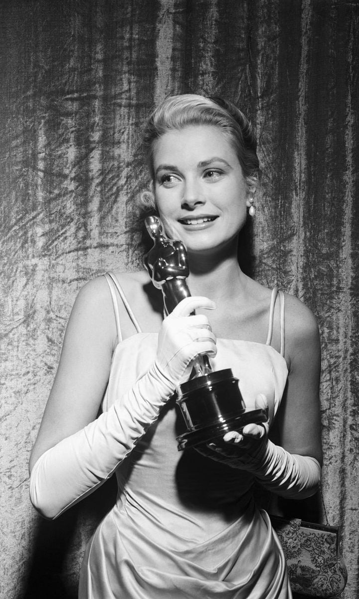 On March 30, 1955, at only 25 years old, Grace Kelly excitedly picked up an Oscar for her performance in The Country Girl. That same year, the actress traveled to the Cannes Film Festival to present the film and that was when Pierre Galante, editor of a famous French newspaper, came up with the idea of organizing a photo shoot of Grace with Prince Ranier of Monaco at the Palace. The first meeting of the couple took place on April 6, 1955. Nine months later, on January 5, 1956, their commitment became official when he asked for her hand in marriage.