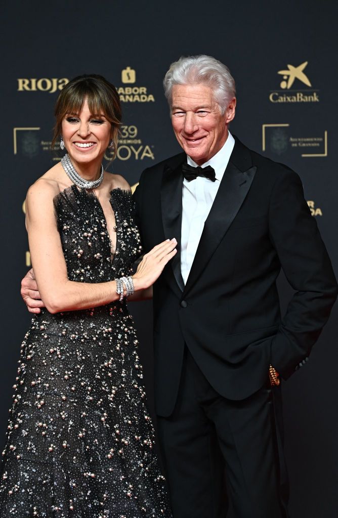   Richard Gere and Alejandra Silva smiling on the red carpet at the 2025 Goya Awards.      