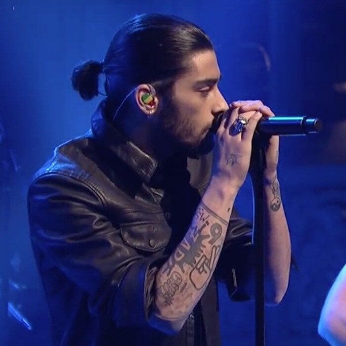 <a href="https://us.hellomagazine.com/tags/1/zayn-malik/"><strong>Zayn Malik</strong></a> swept up his black locks into a tiny ponytail for a 2014 performance on <i>Saturday Night Live</i> with One Direction.
<br>
Photo: YouTube