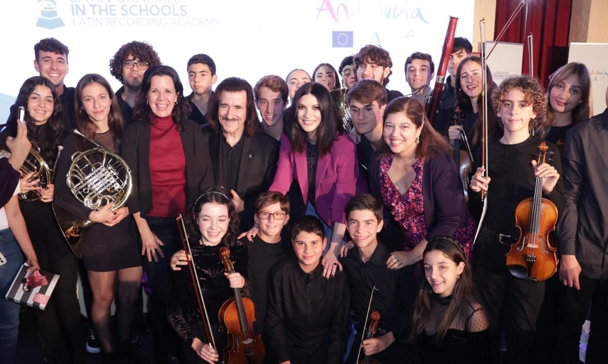 Laura Pausini with young musicians in Sevilla, Spain