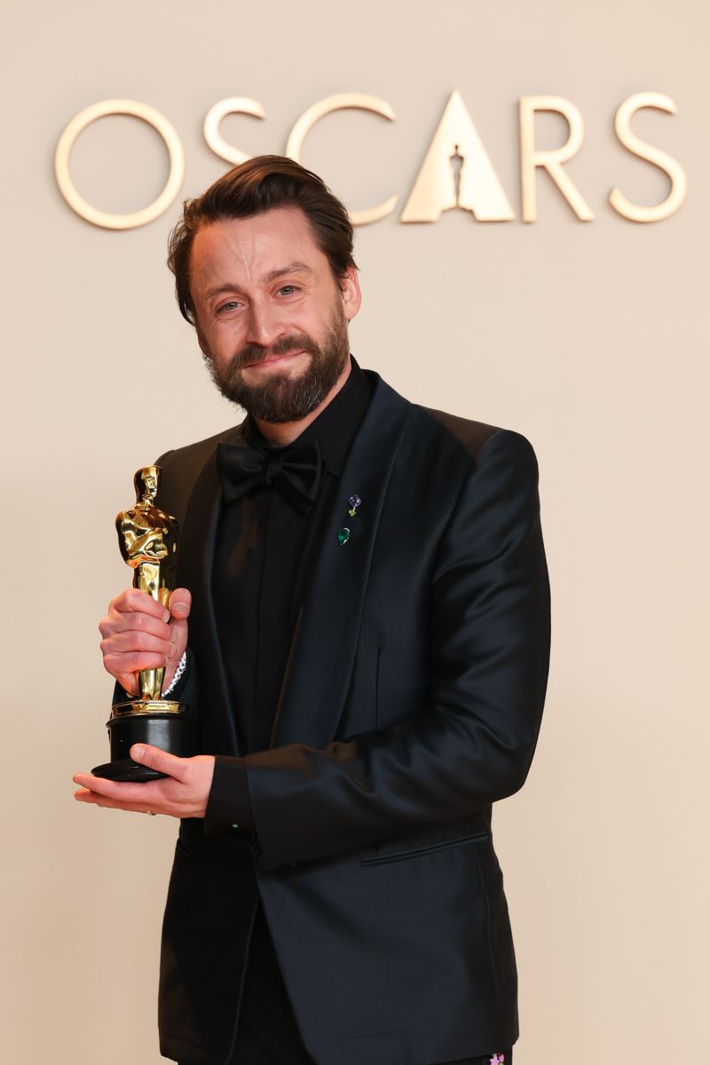 Kieran Culkin poses with his statuette 