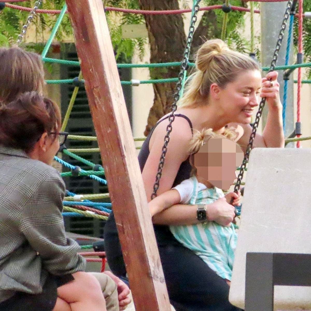 Amber Heard and her daughter in the park