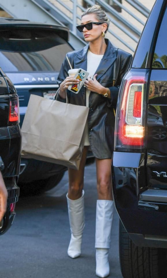 Hailey Baldwin con botas altas y blancas