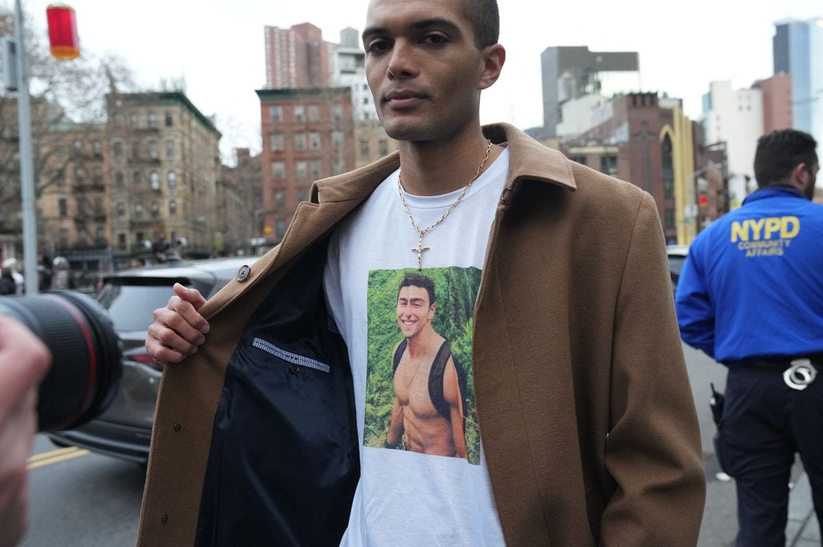 A Luigi Mangione supporter wears a shirt with his picture outside Manhattan Federal Court in lower Manhattan 