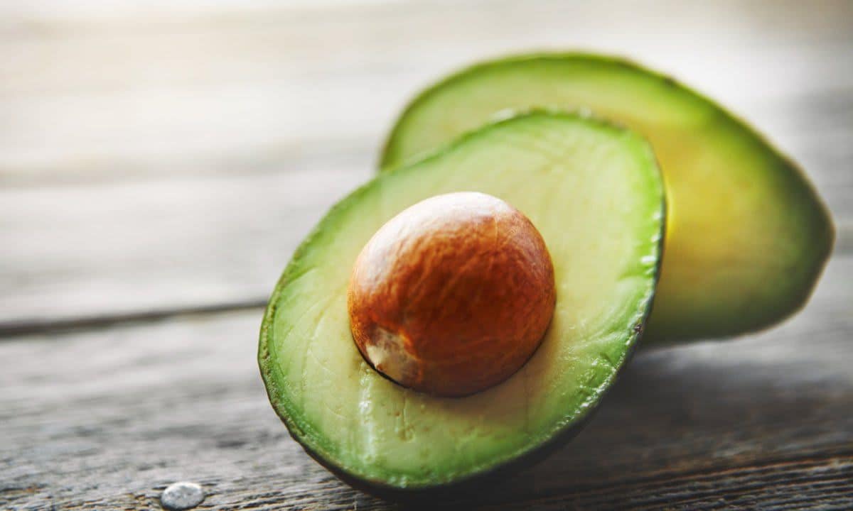 Trozos de aguacate sobre una mesa de madera